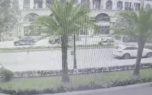 Video: Khoảnh khắc lái xe taxi tông thẳng vào bảo vệ tại khu đô thị