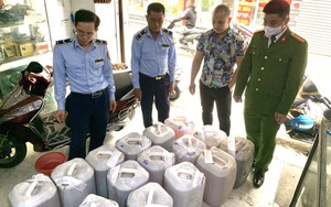 Hà Nội: Doanh nghiệp ngang nhiên kinh doanh hơn 540 lít rượu màu thủ công không rõ nguồn gốc