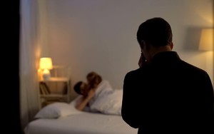 Vợ ngoại tình với trai trẻ bị chồng bắt quả tang tại trận nhưng phản ứng của cậu con trai mới gây chú ý