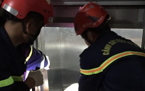Nhanh chóng giải cứu 2 người mắc kẹt trong cầu thang máy