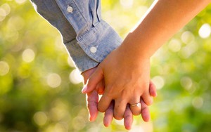 Bi hài những thói quen trong nhà tắm khiến bạn đời khó chịu