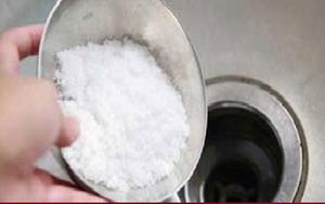 Đổ muối xuống đường ống thoát nước có công dụng gì?