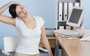 3 động tác giúp thư giãn cổ và lưng do ngồi làm việc lâu
