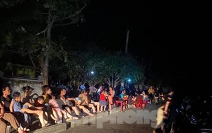 'Chảo lửa' Nghệ An lại mất điện, người dân đổ ra đường ăn cơm, hóng mát