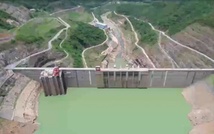 Cận cảnh hồ thủy điện Bản Vẽ lớn nhất Bắc Trung Bộ cạn kỷ lục, tiệm cận mực nước chết