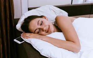 Ba thói quen trước khi đi ngủ khiến bạn vừa già vừa xấu