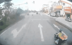 Video: Tạt đầu xe tải để sang đường, người phụ nữ đi xe máy để lại nỗi đau vô hạn cho gia đình