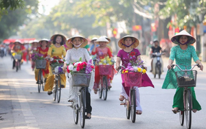 Tuyên Quang: Sáng rực góc phố với gần 200 phụ nữ diện áo dài truyền thống lung linh sắc màu