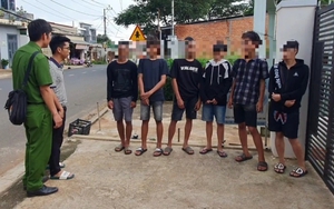 Nhóm thiếu niên chuyên khoắng đồ trên ô tô để "nướng" vào game