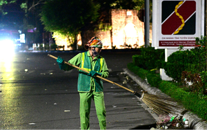 Lao công trắng đêm sau đêm hội Thành Tuyên để làm sạch phố phường