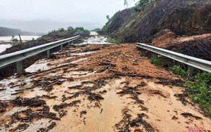 Nhiều tuyến đường ở miền Trung bị cô lập do mưa lớn