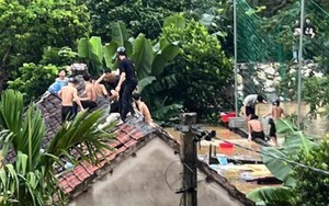Nước lũ dâng ngập phòng trọ, hàng chục học sinh trèo lên nóc nhà cầu cứu