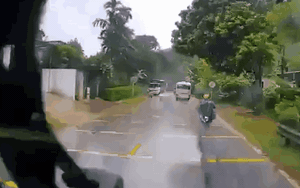 Video: Pha xử lý ẩu khi trời mưa của xe tải khiến người phụ nữ đi xe đạp gặp họa