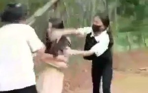 Hai nữ sinh đánh, lột đồ bạn để quay clip giữa rừng