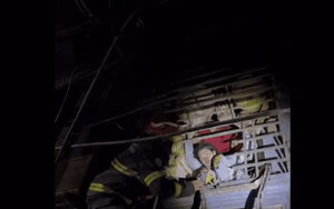 Bắc thang, cắt chuồng cọp, giải cứu 3 người trong căn nhà cháy ở Hà Nội