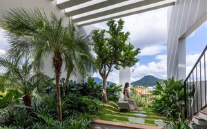 Nhà có hồ bơi bao quanh, sân thượng có vườn đẹp như cổ tích ở Nha Trang