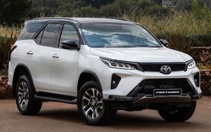 Giá lăn bánh Toyota Fortuner mới nhất 'rẻ chưa từng có', lấn lướt cả Ford Everest và Hyundai Santa Fe