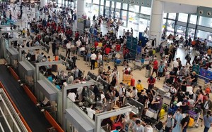 Bắt đầu kỳ nghỉ lễ: Chính thức kiểm soát chặt hành khách, hành lý người ra vào sân bay