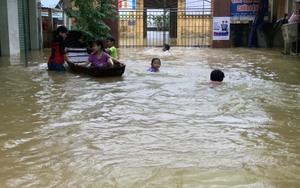 Mưa lớn khiến nhiều nhà dân bị ngập, cuộc sống đảo lộn