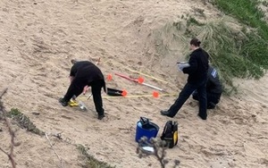 Bé trai đào được thứ đáng sợ trên bãi biển, người lớn lập tức gọi cảnh sát