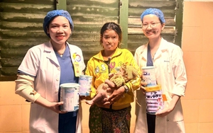 Bé 5 ngày tuổi thủng dạ dày, nhiễm khuẩn huyết nặng vì... ăn cơm