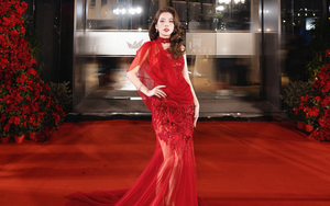 Nhan sắc rực rỡ của “đóa hồng đỏ” Chi Pu tại thảm đỏ Harper’s Bazaar Vietnam Star Award 2025