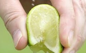 Chồng đột quỵ trong nhà vệ sinh, vợ nhanh tay vắt chanh vào miệng 'cầu may'