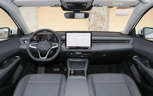 Trải nghiệm sedan hạng C giá 329 triệu đồng giao diện như Mazda3, rẻ hơn Kia Morning, Hyundai Grand i10