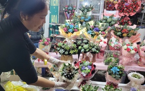 Loại cây cảnh bán chạy giá từ 80.000 đồng được phụ huynh và học sinh săn lùng để làm quà tặng thầy cô 