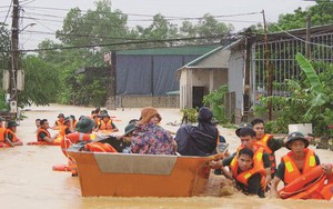 Bật mí nguyên nhân khiến miền Trung vẫn mưa như trút nước, lũ trên các sông vượt mức kỷ lục