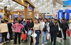 Ngày cuối cùng của Hội chợ Mùa Thu lần thứ nhất - 2025: Gian hàng tăng khuyến mại, người dân tranh thủ 'săn' ưu đãi