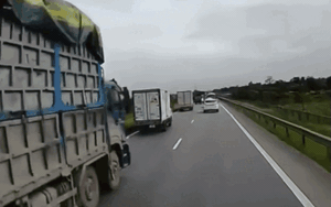 Khoảnh khắc xe tải tông trúng hàng loạt phương tiện trên cao tốc Hà Nội - Thái Nguyên 