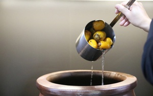 Bỏ việc lương nghìn đô ở nước ngoài, chàng trai về quê ủ rượu hồng và bất ngờ gây ‘sốt