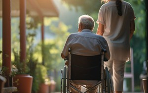 Cụ ông bật khóc trong viện dưỡng lão: Một quyết định vì con khiến tuổi già cô đơn