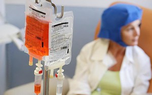 Vì sao người bệnh ung thư không nên uống vitamin C khi đang hóa trị?