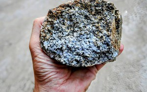 Một tảng đá 2 tỷ năm tuổi vừa nứt ra, để lộ bên trong bí mật chấn động