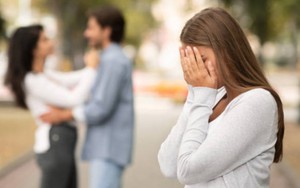 Vợ chết lặng, không thể tha thứ khi biết chồng ngoại tình với người này