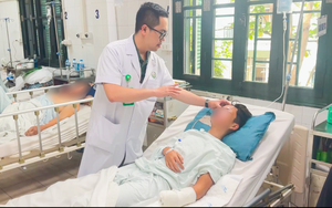 Bé trai 14 tuổi phải cắt cụt tay, suýt mù mắt vì tai nạn khi đang nấu ăn