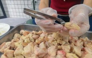 Chủ quán ăn kiếm 700 triệu/tháng nhờ livestream nhổ lông phao câu gà