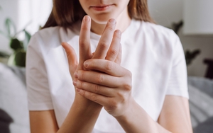 Người phụ nữ 31 tuổi ở Hà Nội bất ngờ liệt tứ chi từ dấu hiệu nhiều người Việt bỏ qua