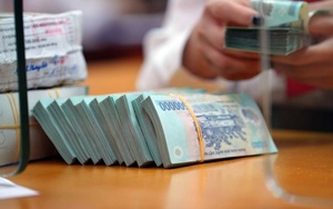 Ngân hàng kỳ hạn 12 tháng vượt 7,7%: Gửi tiết kiệm 300 triệu đồng nhận tối đa bao nhiêu tiền lãi?