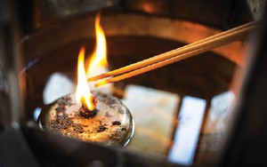Thắp hương mùng 1 tháng 6 nhuận năm 2025 có gì khác? Chuyên gia khuyên điều nên tránh làm ngày đầu tháng để mọi việc hanh thông, tài lộc