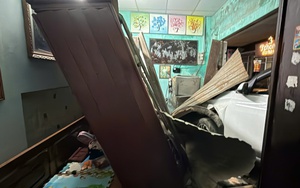 Đang ngồi ăn bánh, người đàn ông ở TP Huế hoảng hồn khi ô tô lao vào nhà