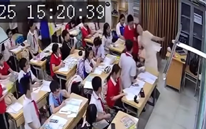 Hà Nội: Học sinh lớp 7 túm tóc, đè đầu giáo viên ngay tại lớp học