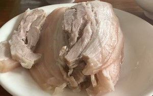 Bỏ thêm thứ này vào nồi, thịt luộc không còn bị hôi, miếng nào cũng trắng tinh, ngon ngọt