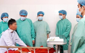 Phẫu thuật cắt bỏ hai thận đa nang gần 10kg và ghép thận trong một ca mổ