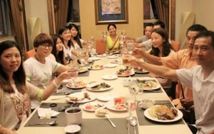 Tin nhắn ngân hàng đến sau buổi họp lớp khiến chàng trai sững sờ