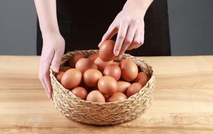 Mẹ chồng cho giỏ trứng ngày Tết: Con dâu bật khóc khi phát hiện sự thật bên trong