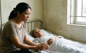 Có hai con trai, nhưng khi mẹ già bệnh nặng lại chỉ có con gái, con rể chăm lo