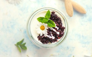 Phụ nữ tiền mãn kinh ăn sữa chua nếp cẩm: Món ngon bổ dưỡng nhưng dễ mắc sai lầm này